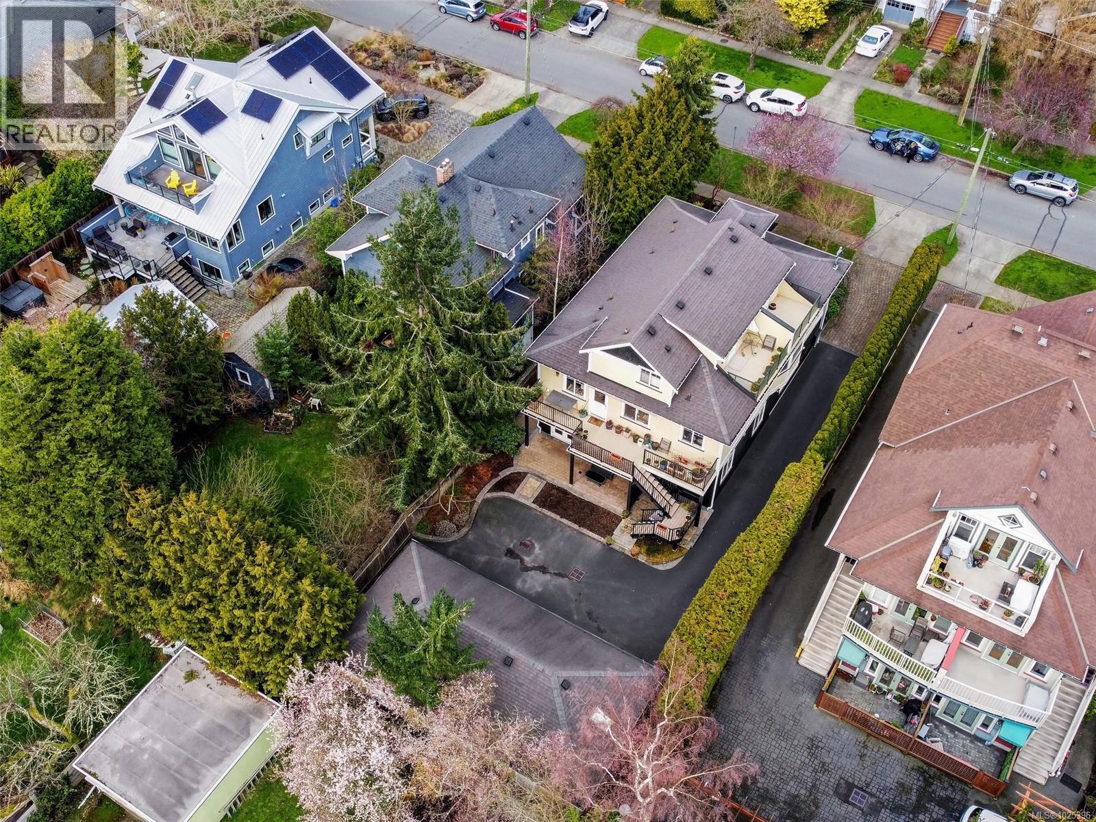 2 1217 McKenzie Street, Victoria