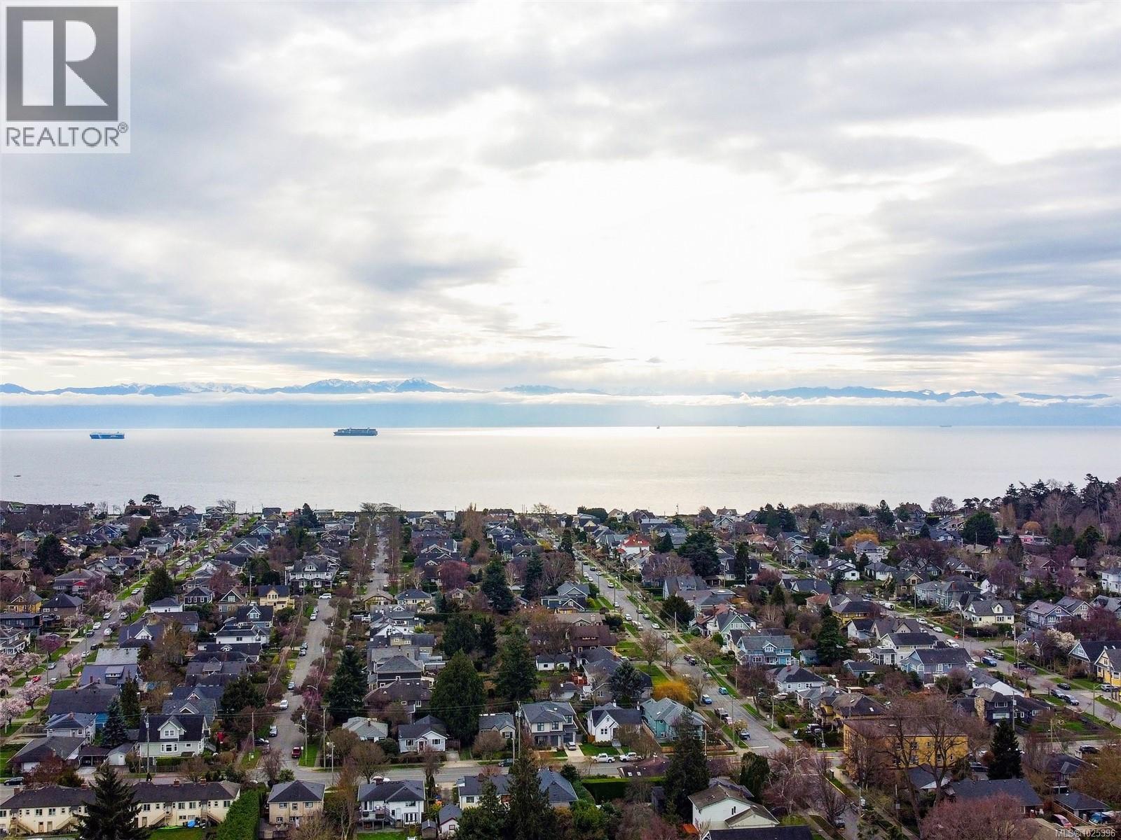 2 1217 McKenzie Street, Victoria