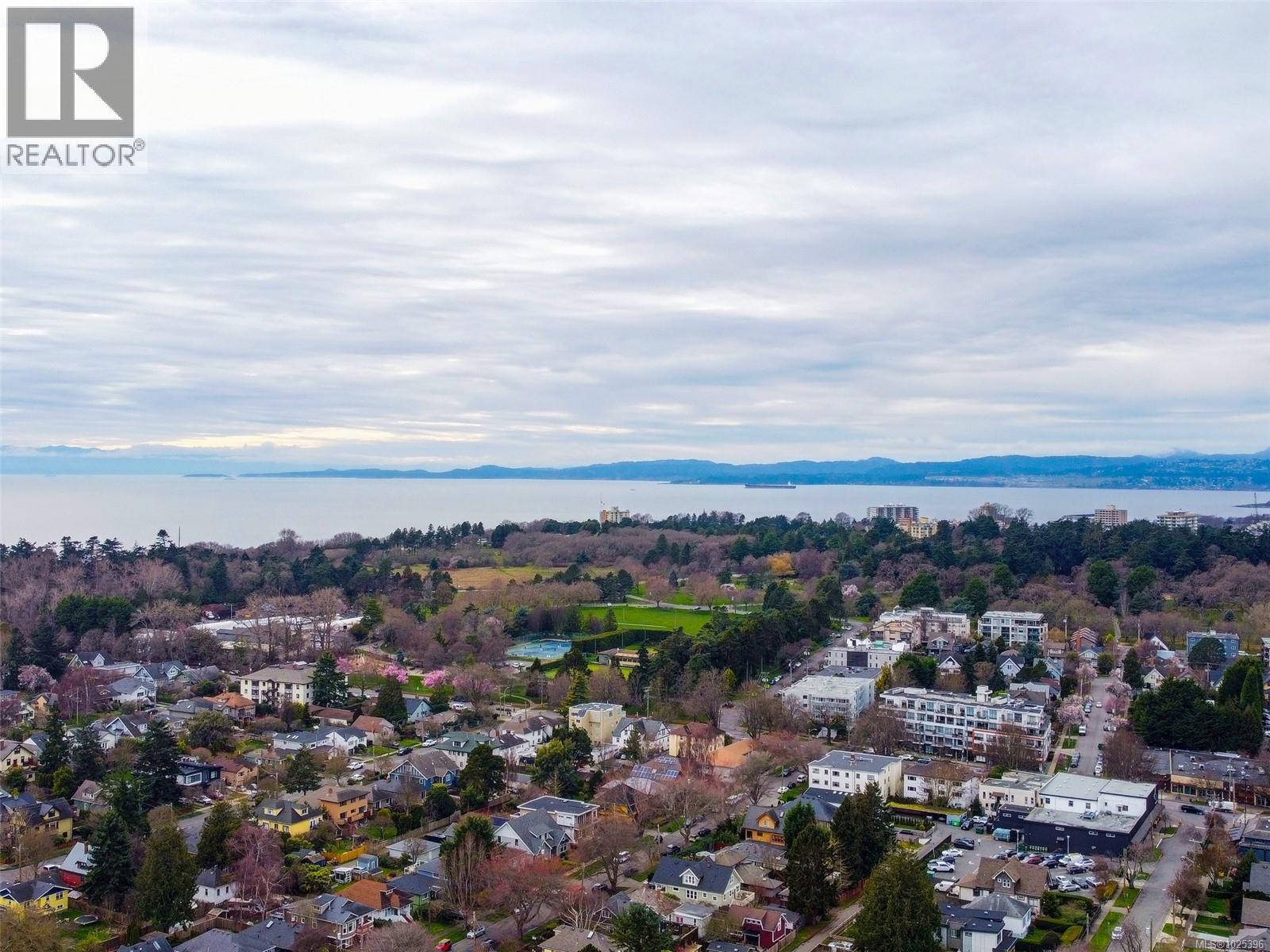 2 1217 McKenzie Street, Victoria