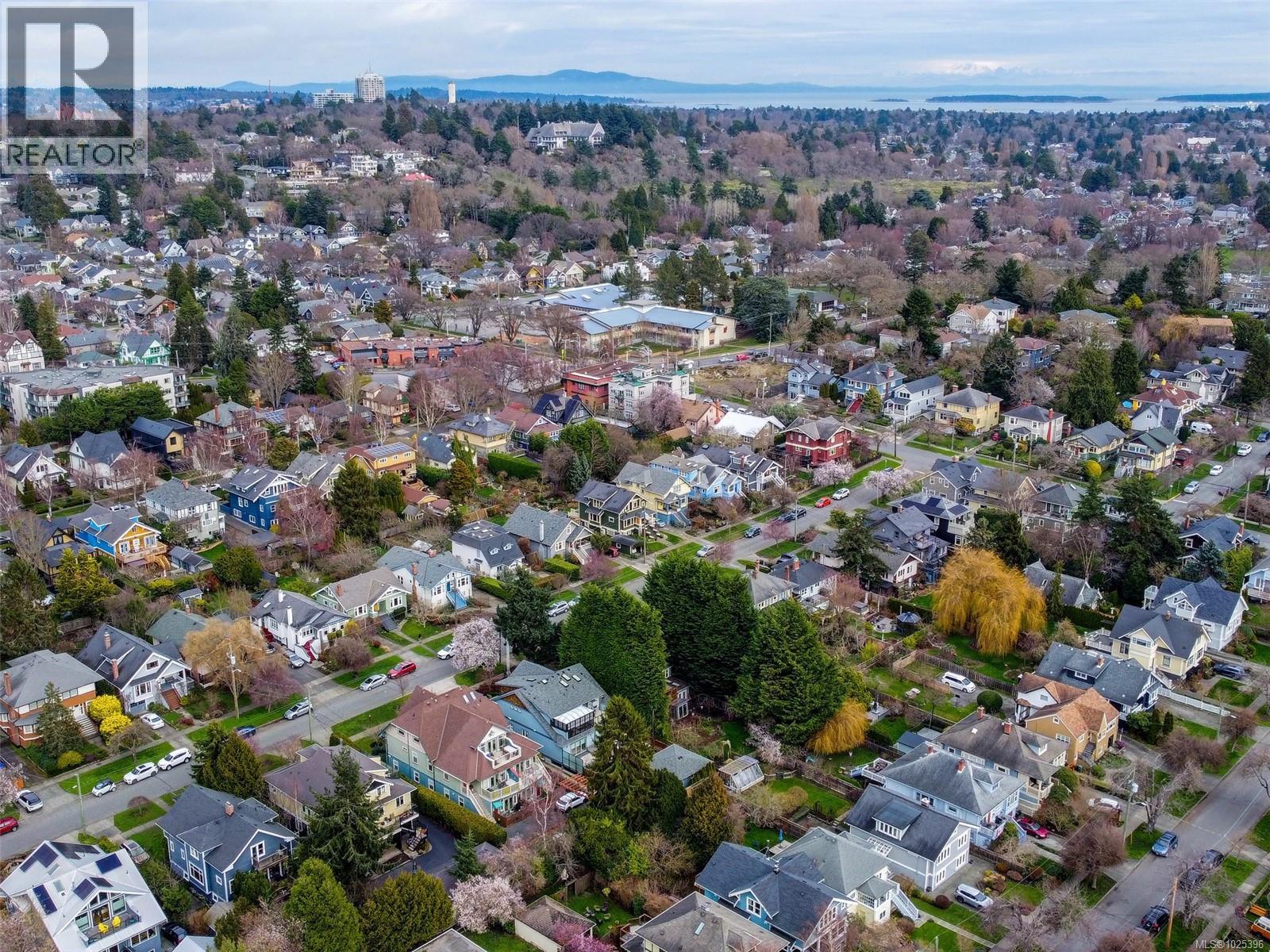 2 1217 McKenzie Street, Victoria