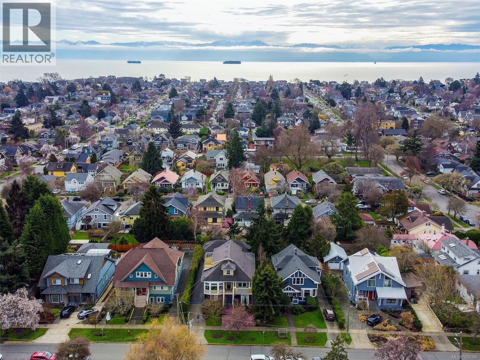 2 1217 McKenzie Street, Victoria