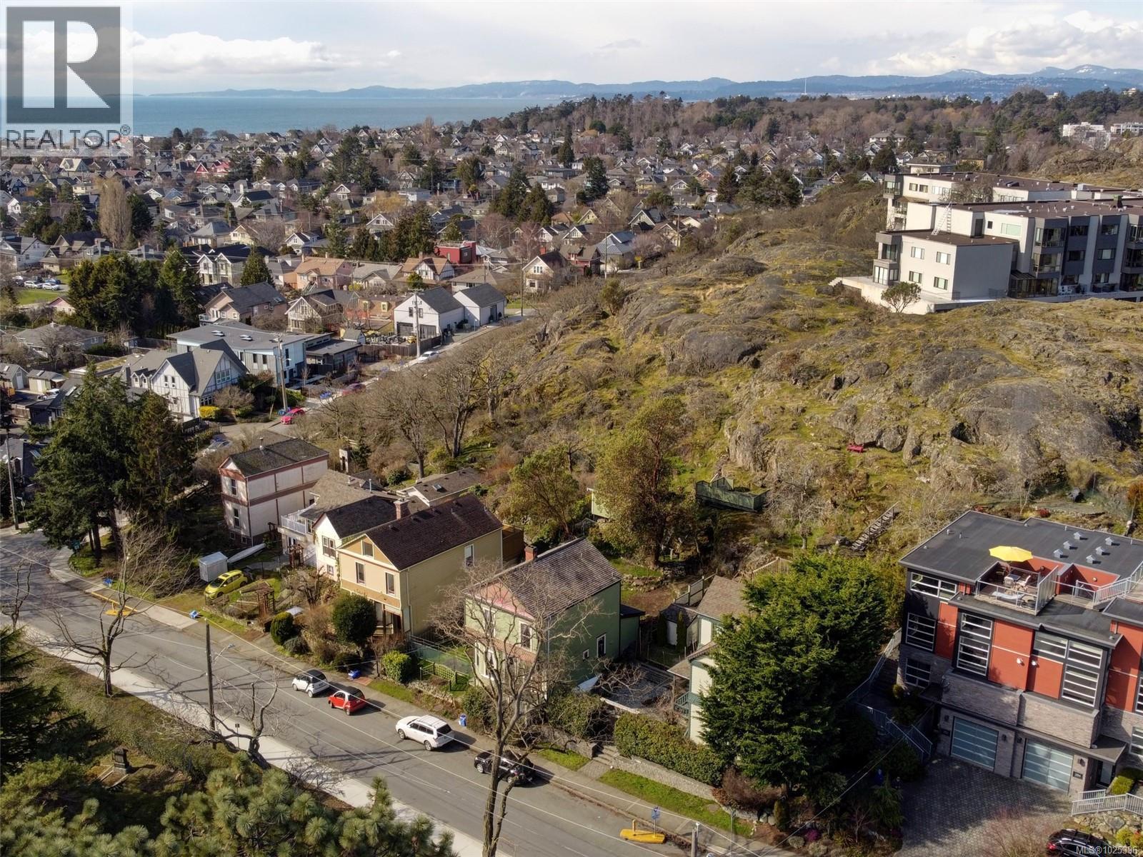 2 1217 McKenzie Street, Victoria