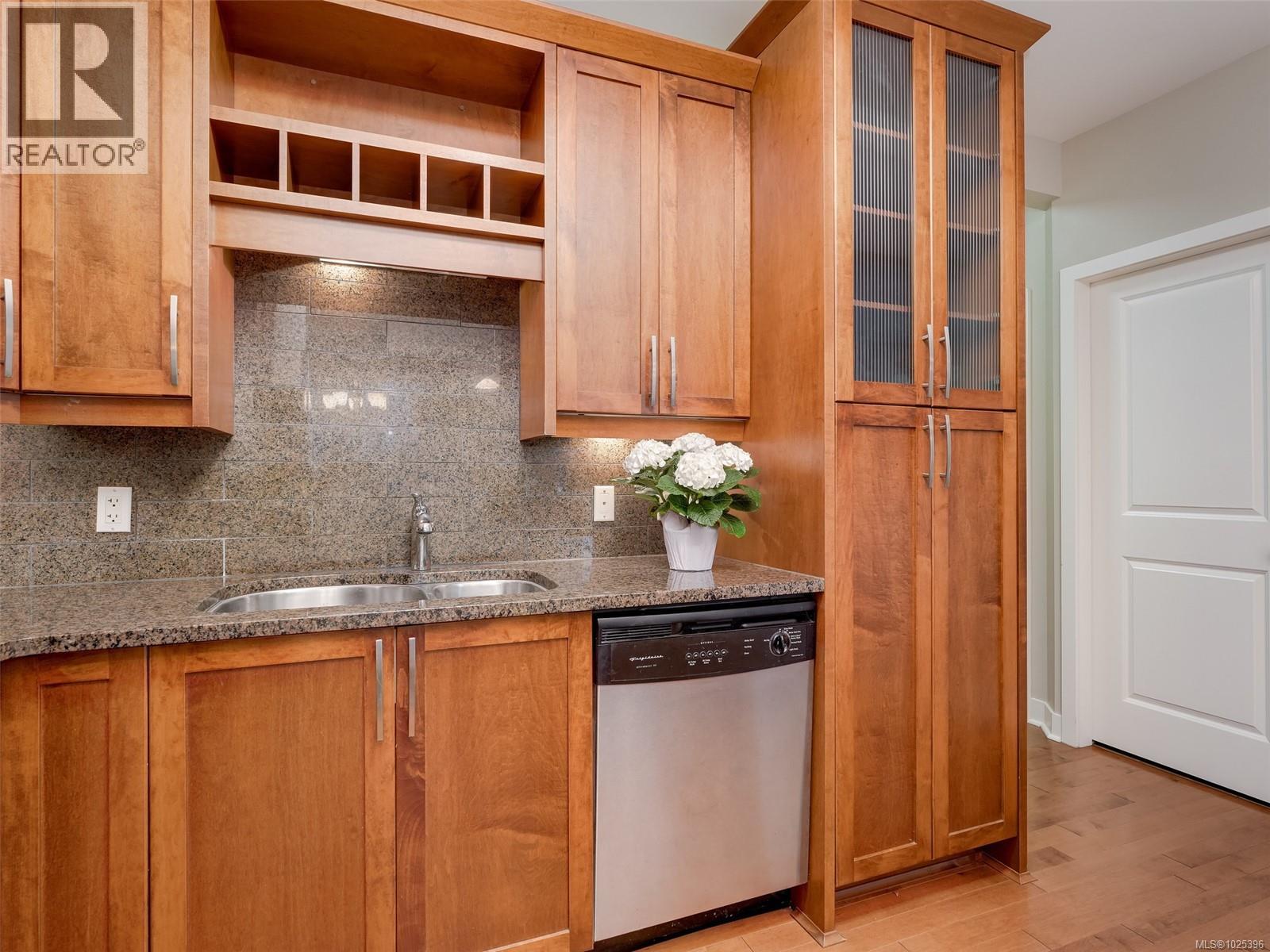 2 1217 McKenzie Street, Victoria