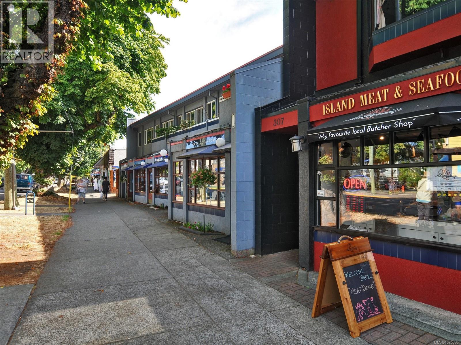 2 1217 McKenzie Street, Victoria