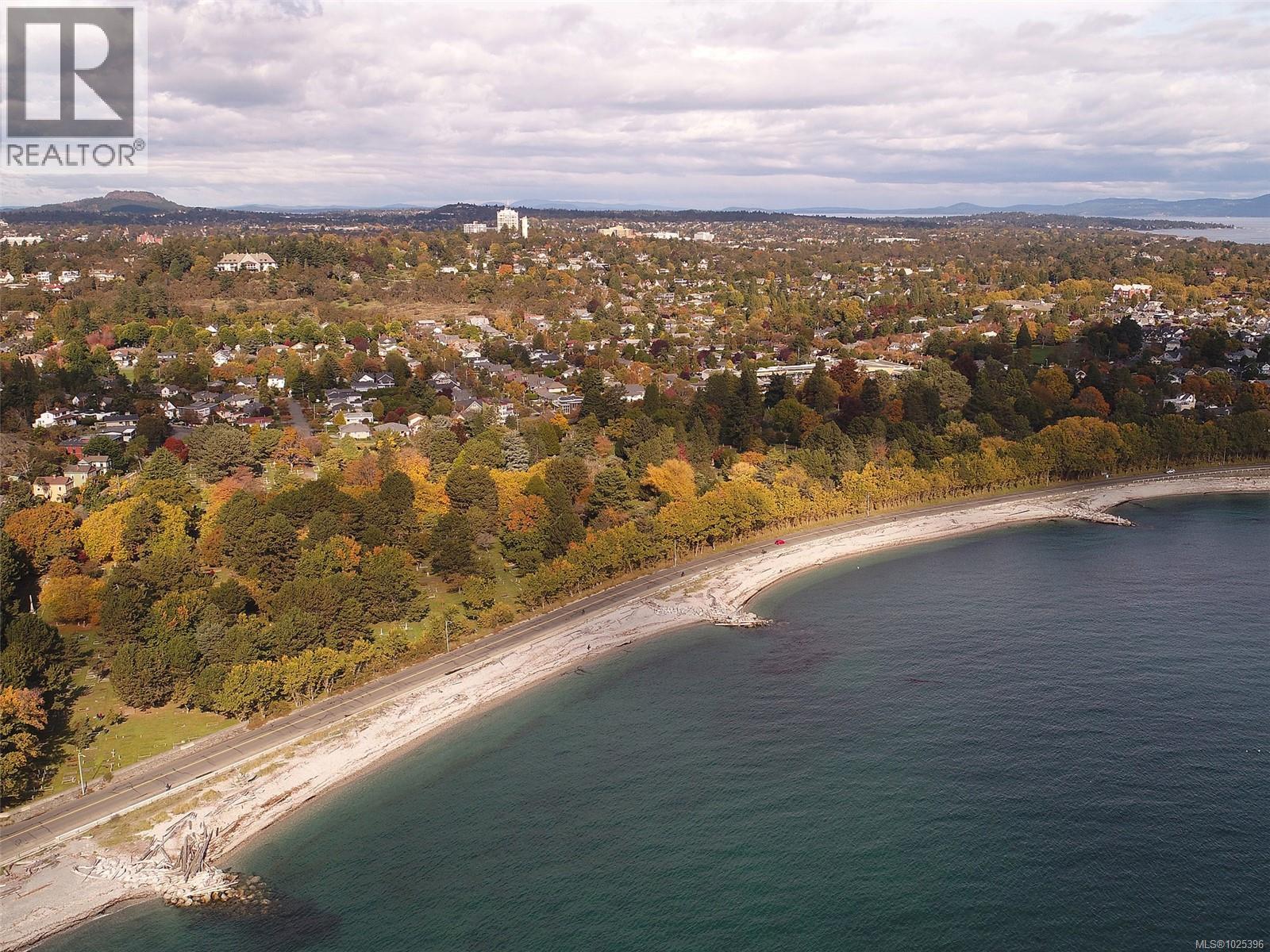 2 1217 McKenzie Street, Victoria