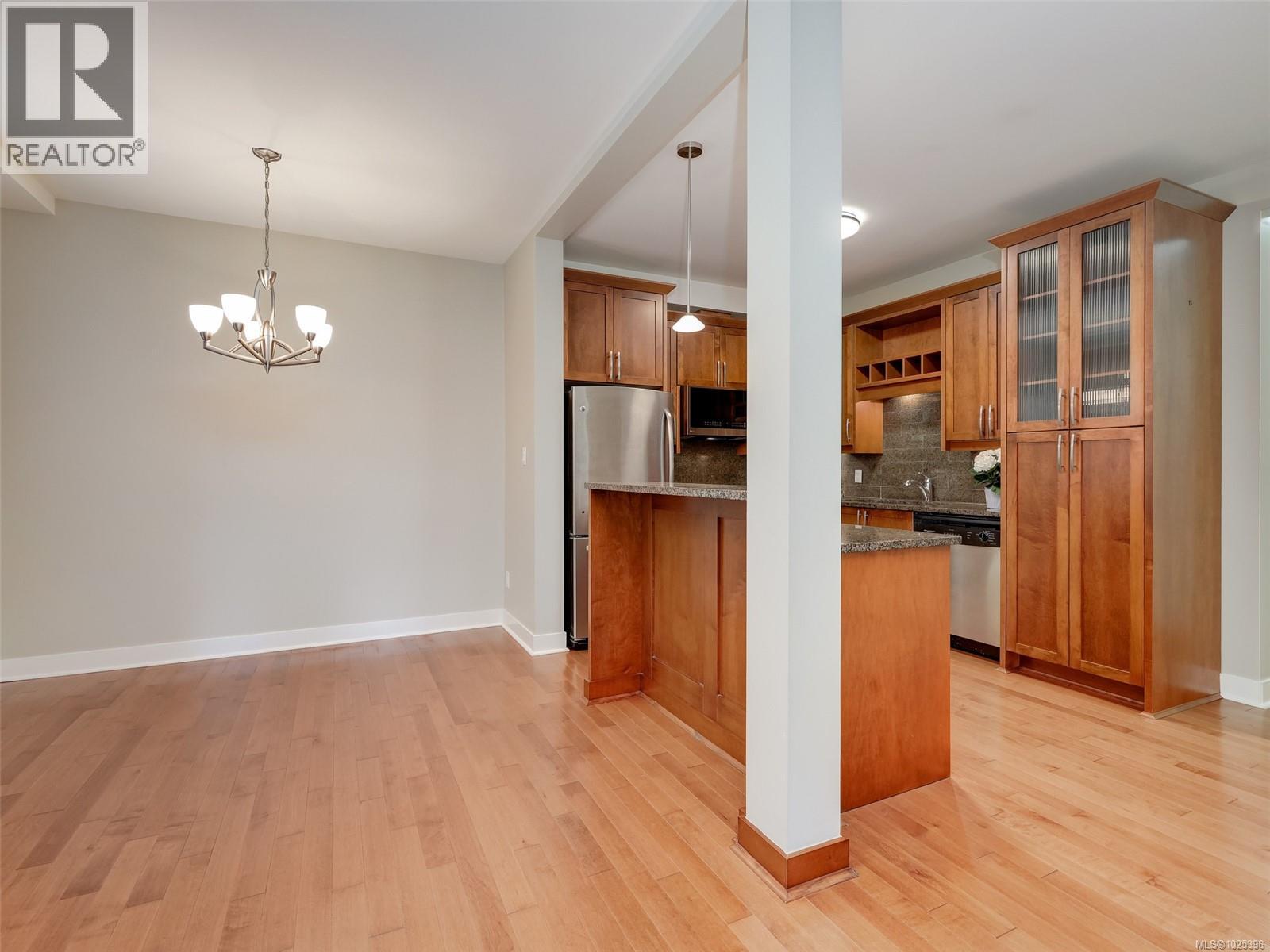 2 1217 McKenzie Street, Victoria