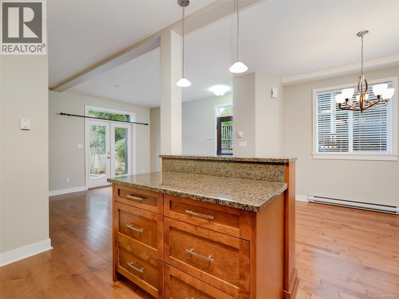 2 1217 McKenzie Street, Victoria