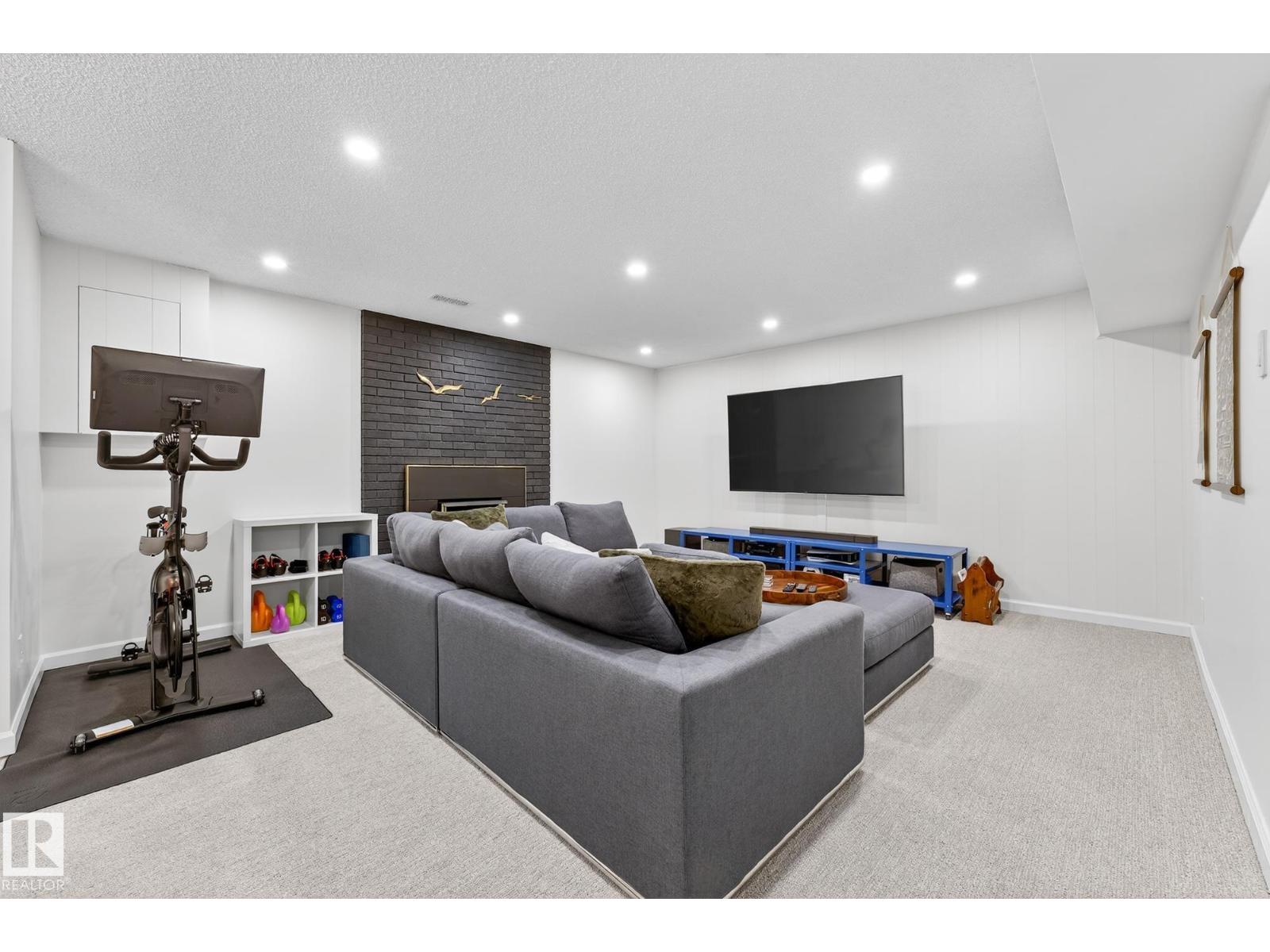 12516 52A AV NW, Edmonton