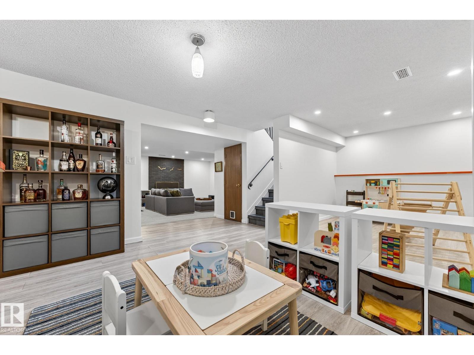 12516 52A AV NW, Edmonton