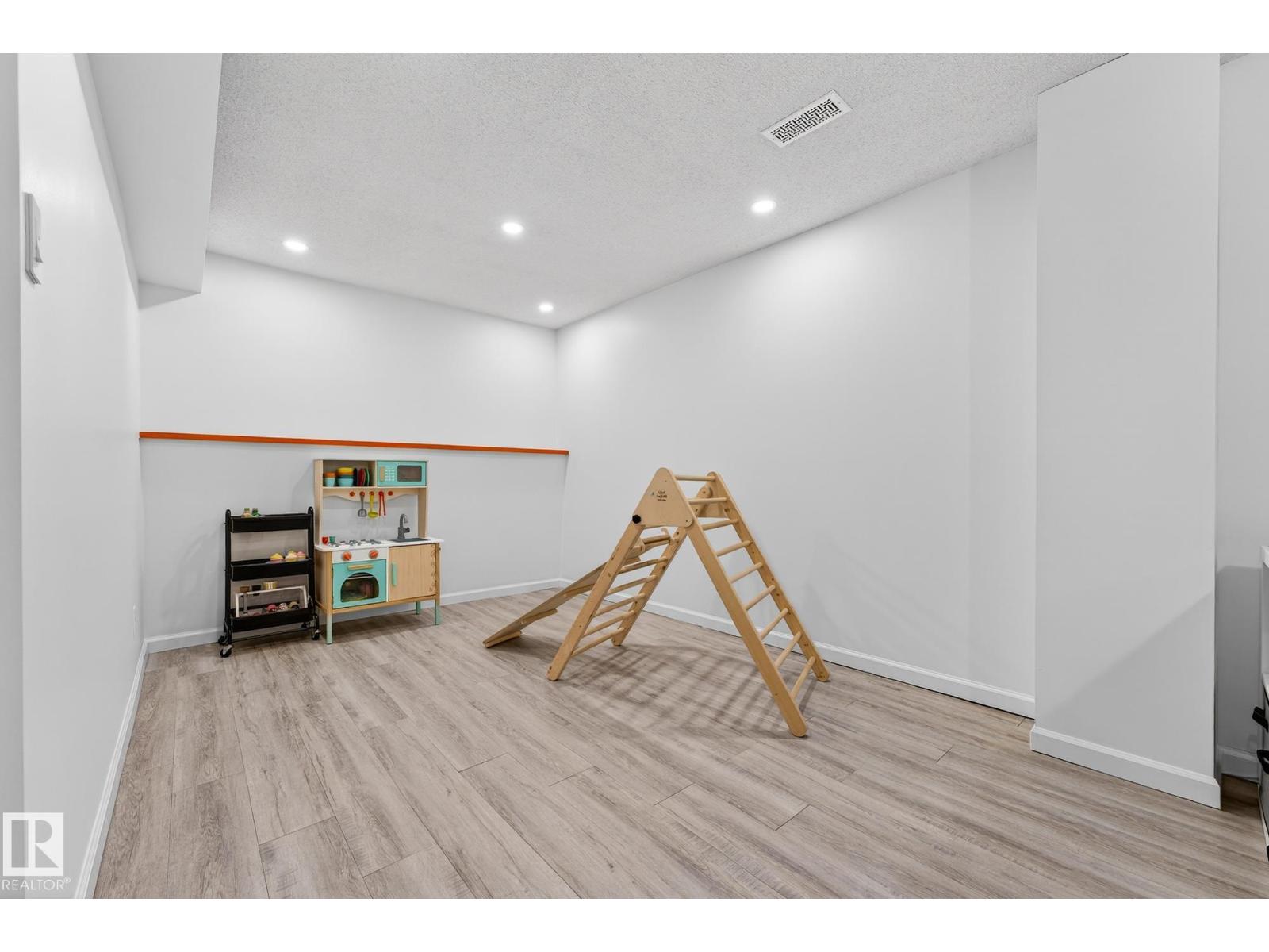 12516 52A AV NW, Edmonton