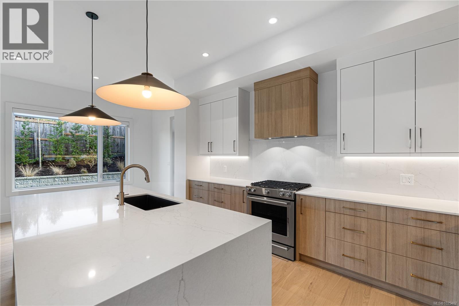 6970 Shale Rd, Lantzville