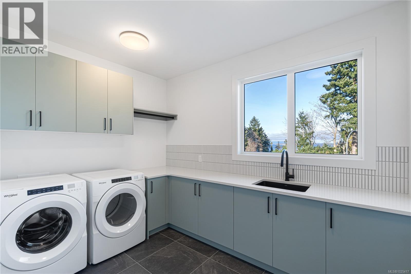 6970 Shale Rd, Lantzville