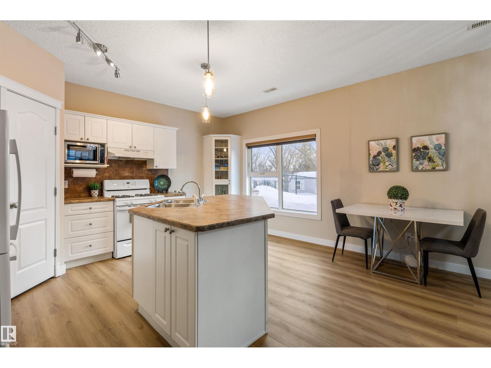 13 NEWBURY CO, St. Albert