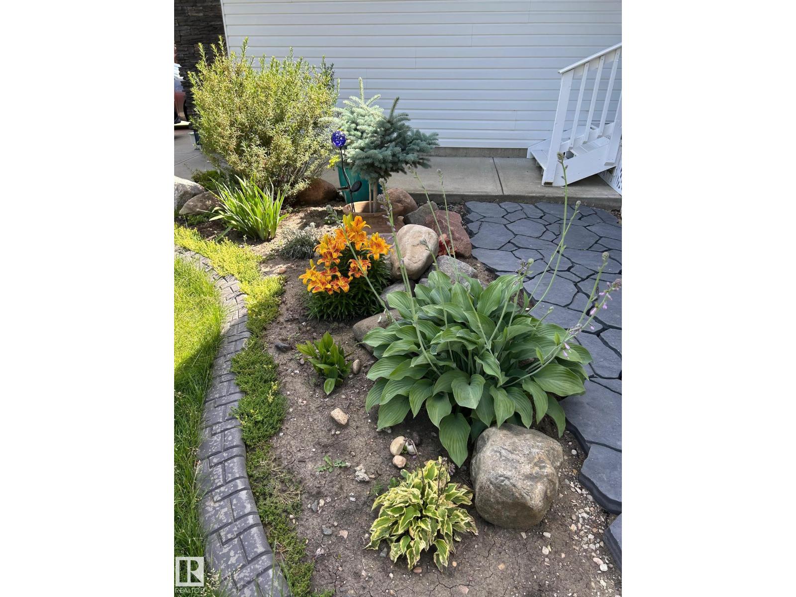 13 NEWBURY CO, St. Albert