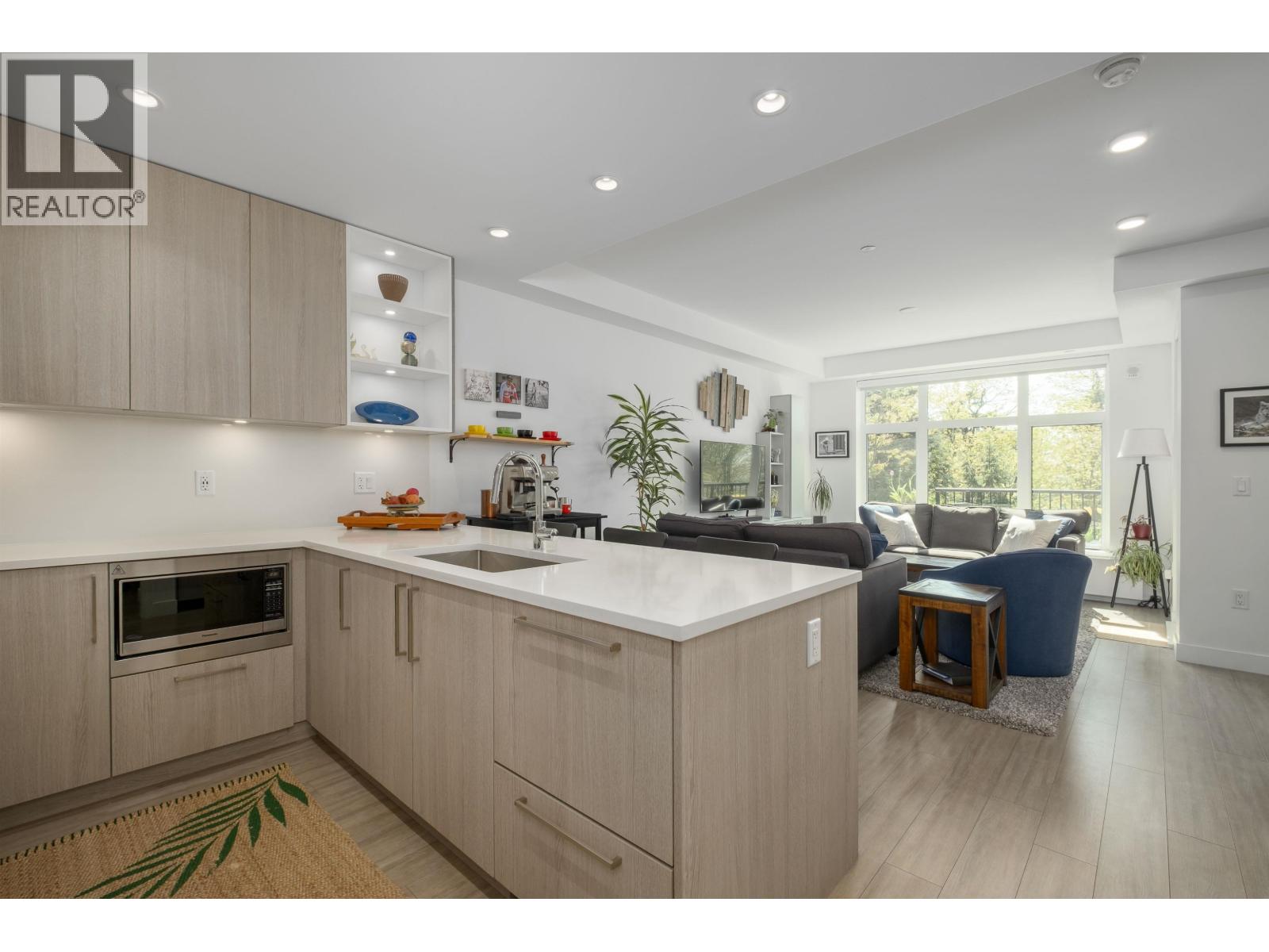 111 747 E 3RD STREET, North Vancouver