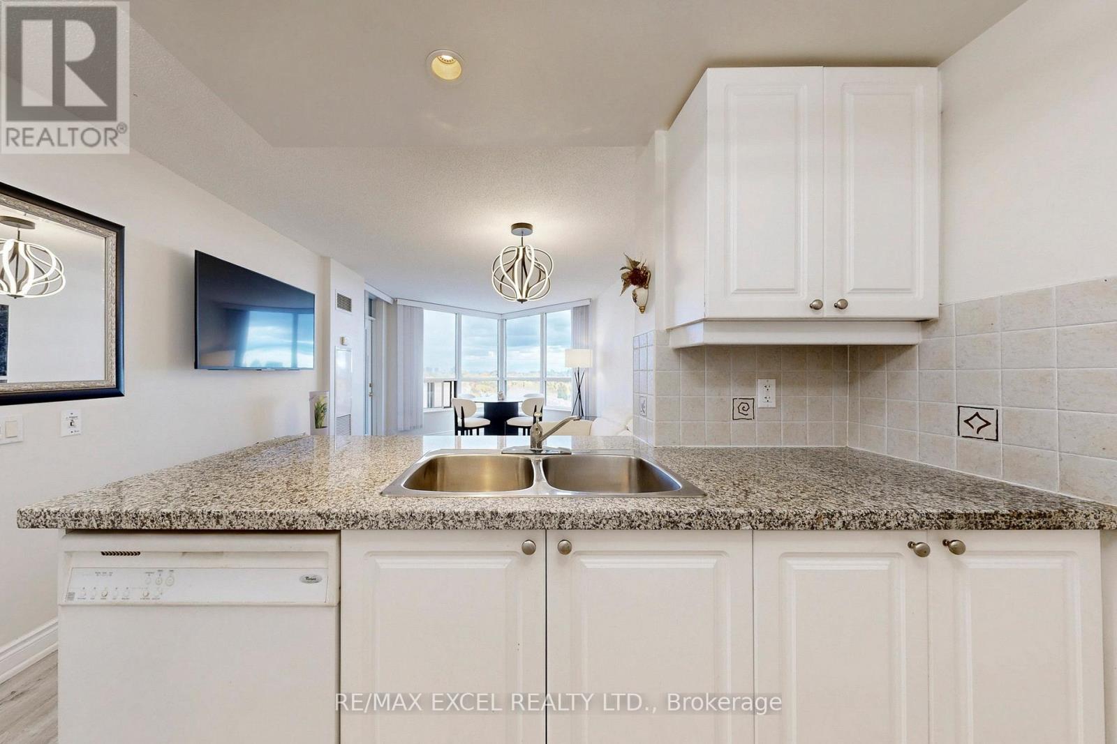 #814 10 NORTHTOWN WAY - 17