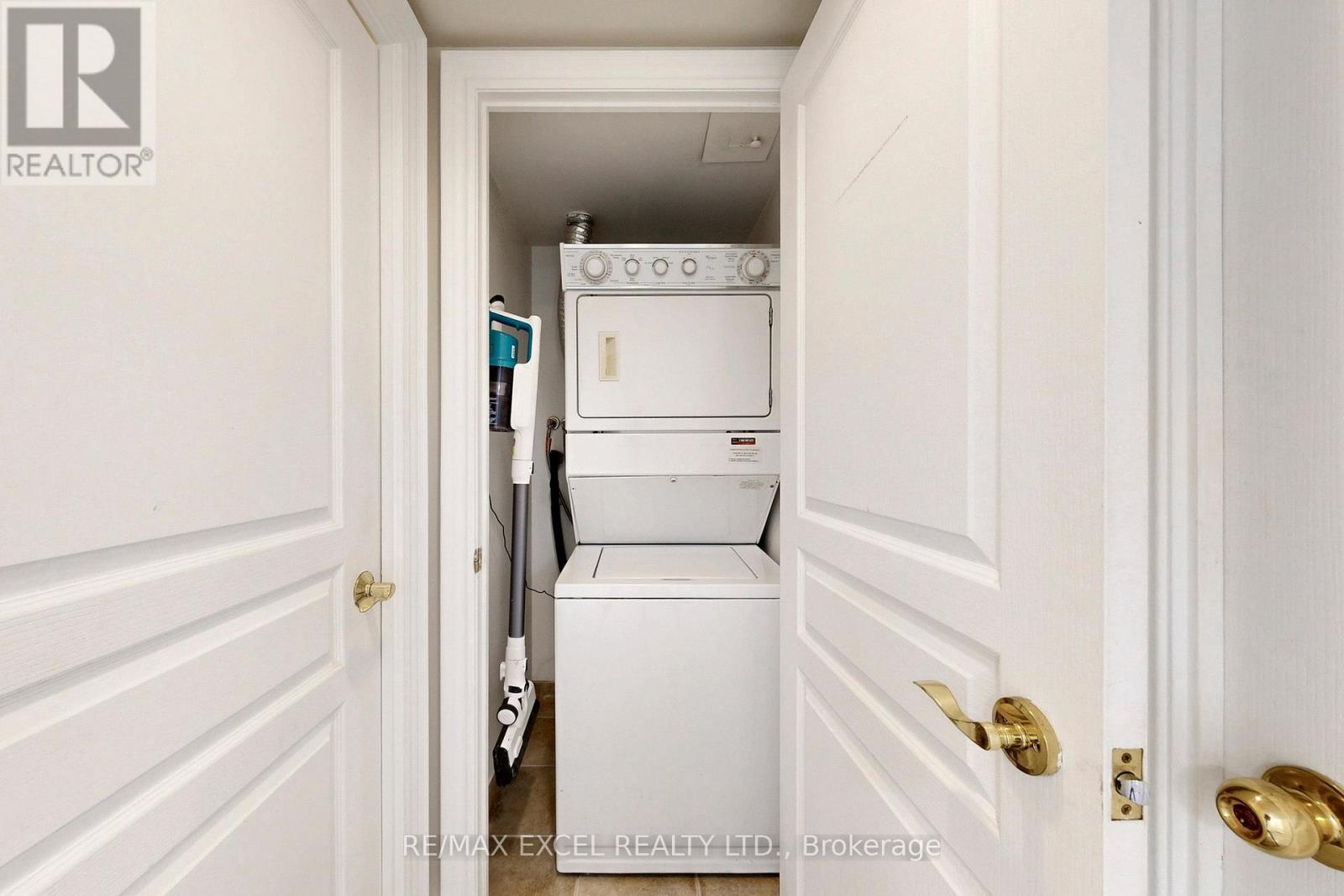 #814 10 NORTHTOWN WAY - 21