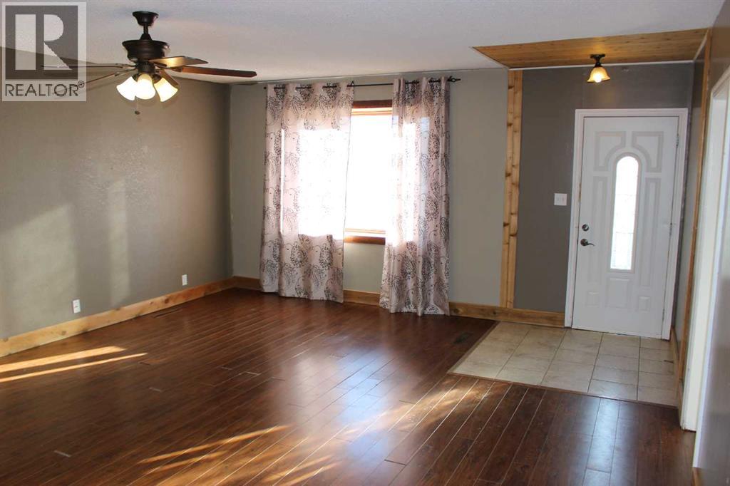 526 Highway Avenue - Photo 2 of 23, Picture Butte, Alberta