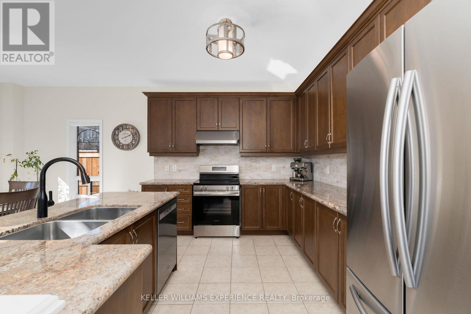 14 CHARLEMAGNE AVENUE - Photo 5 of 35, Barrie (Innis-Shore), Ontario