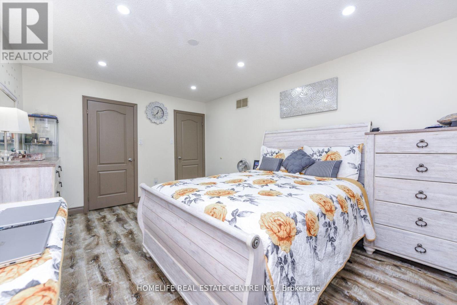 20 OLEANDER CRESCENT - 25