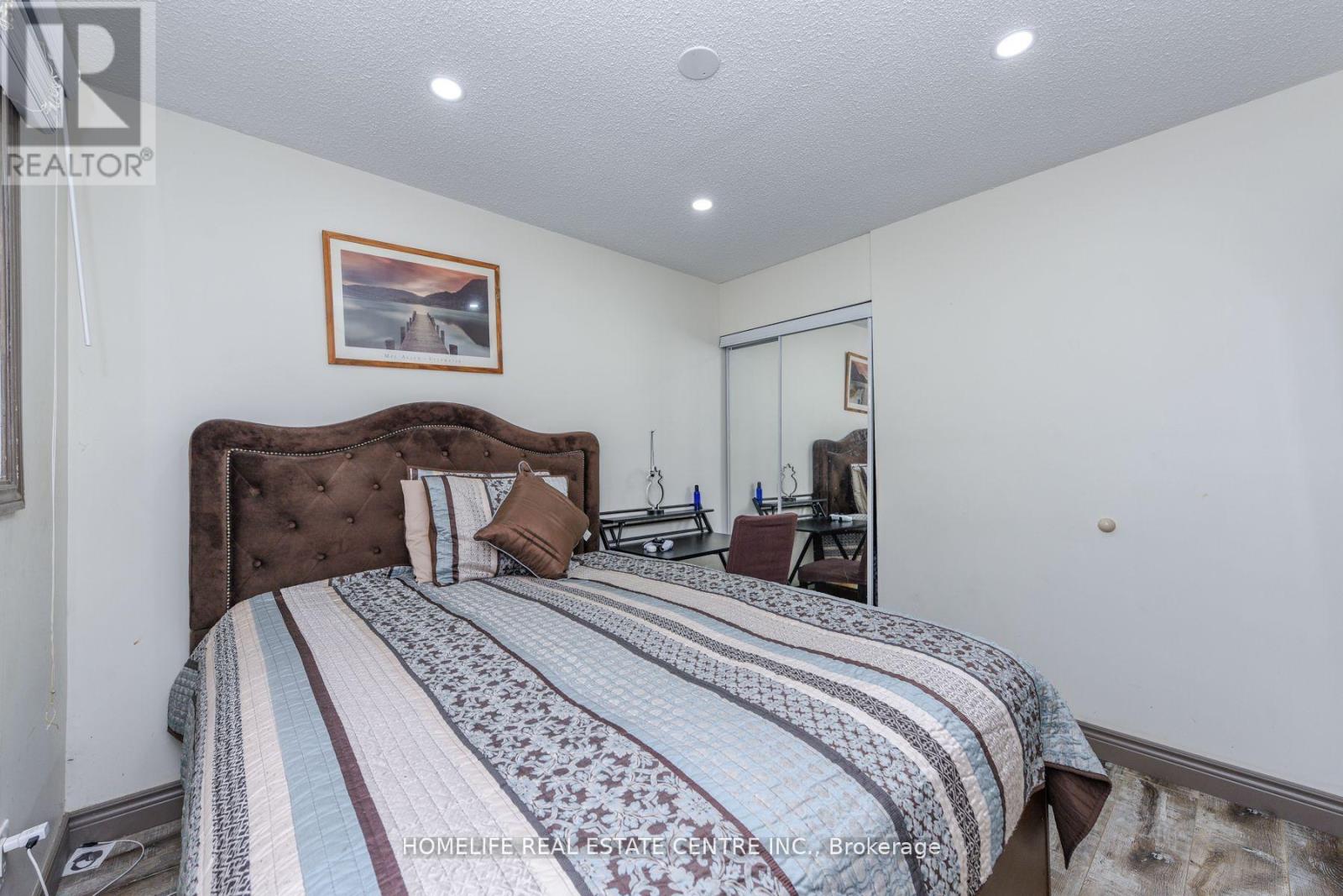 20 OLEANDER CRESCENT - 32