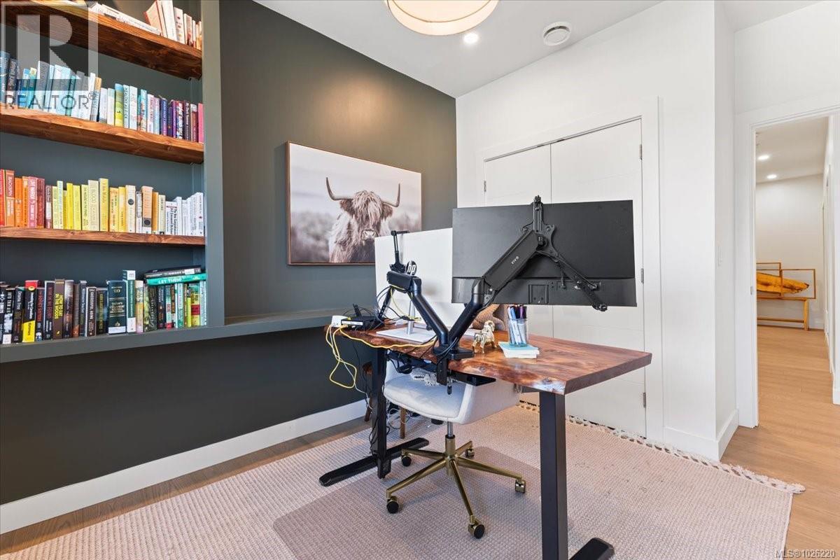 102 5711 Vanderneuk Rd, Nanaimo