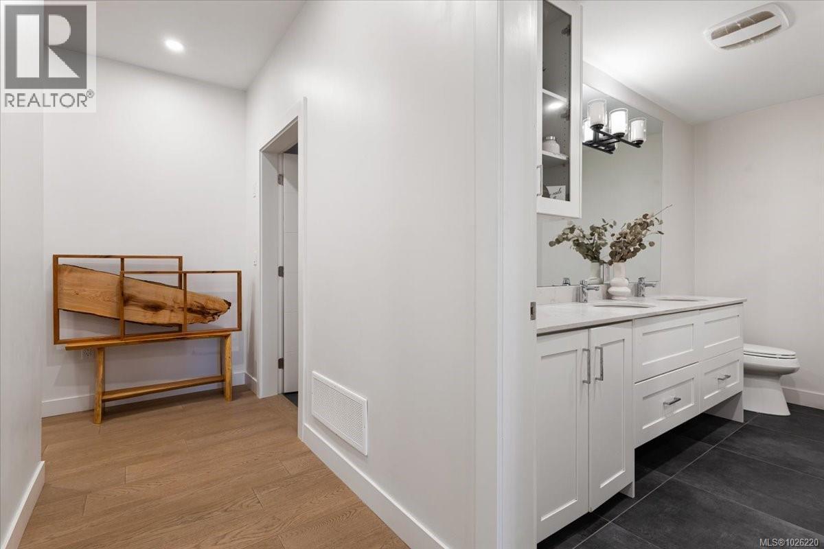 102 5711 Vanderneuk Rd, Nanaimo