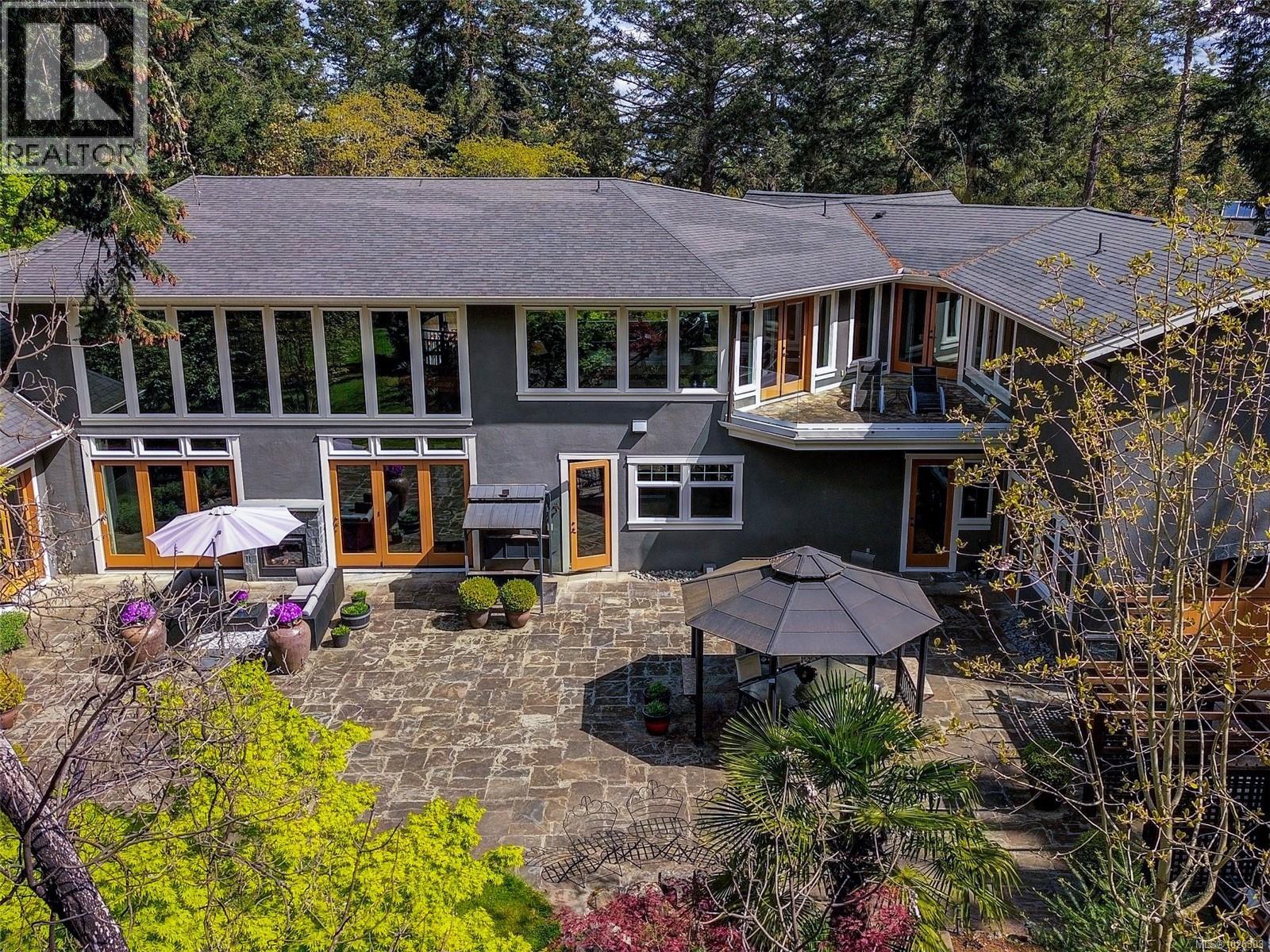  2615 Queenswood Drive, Saanich