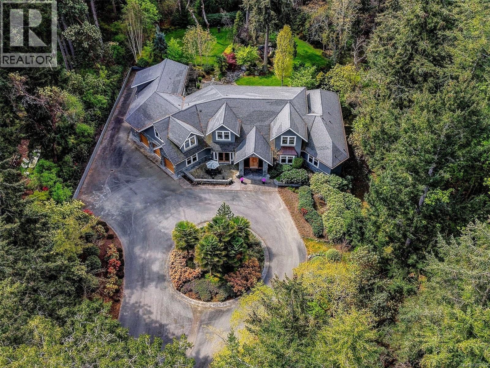  2615 Queenswood Drive, Saanich