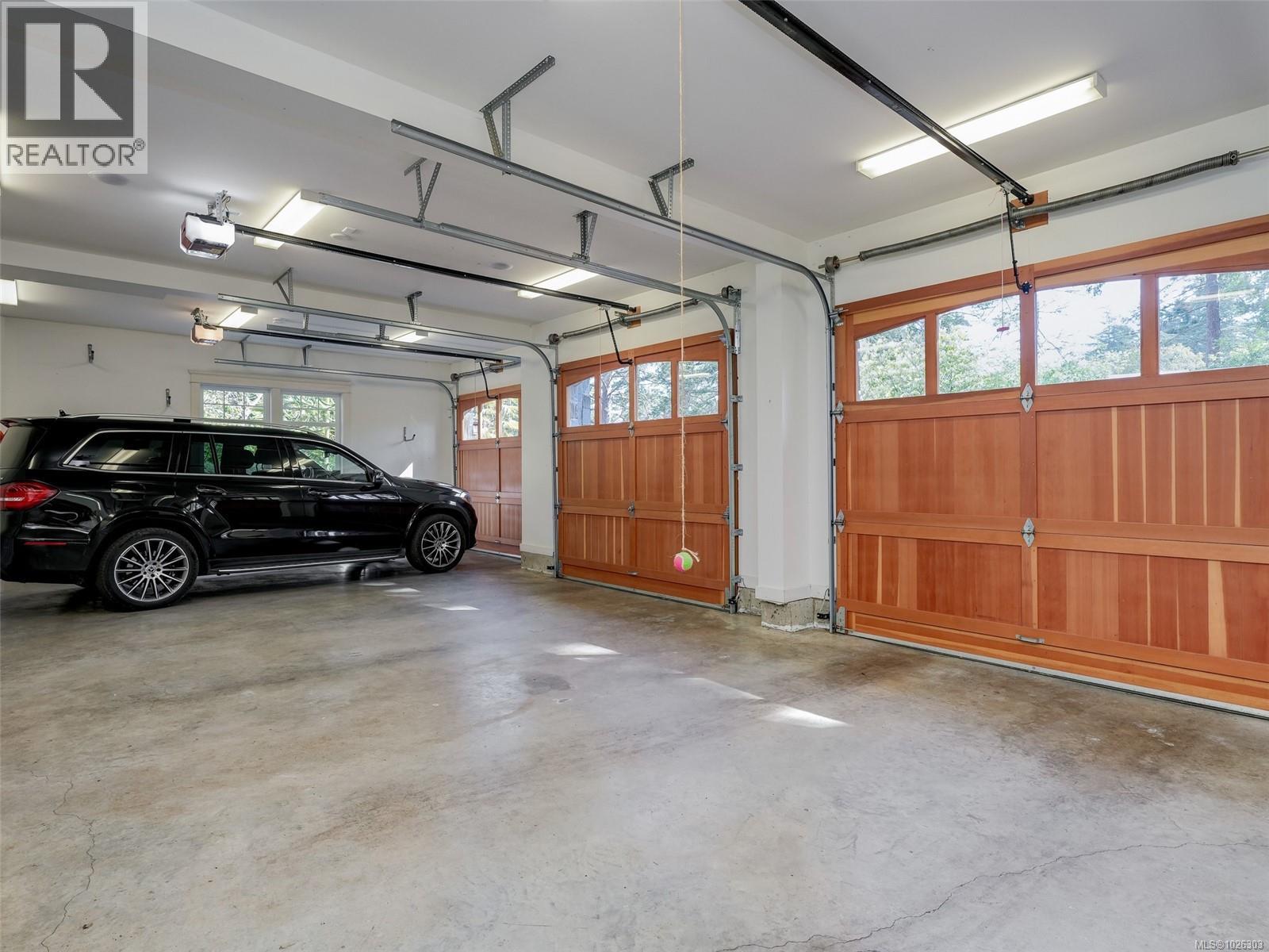  2615 Queenswood Drive, Saanich