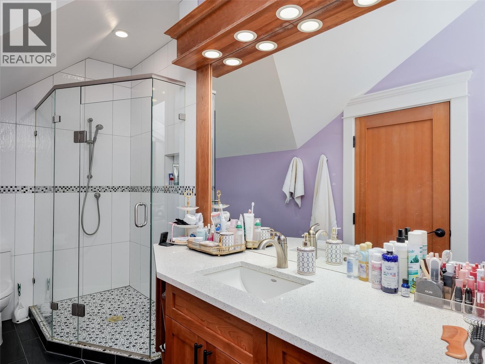  2615 Queenswood Drive, Saanich