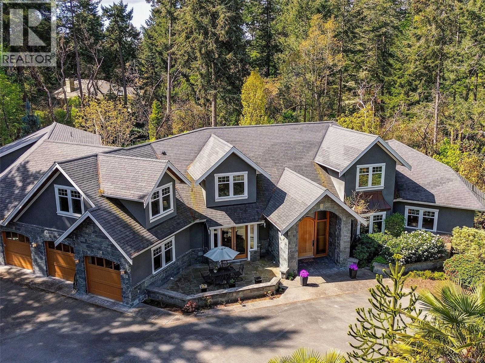  2615 Queenswood Drive, Saanich