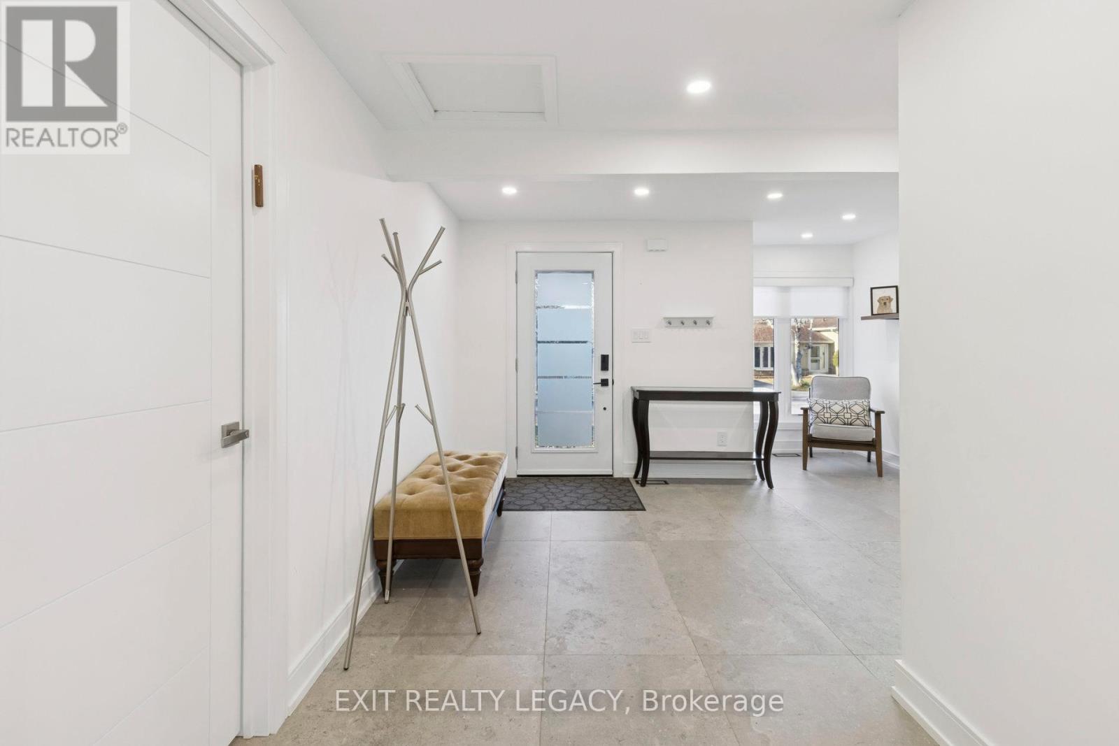 4 OAK COURT - Photo 3 of 50, Aurora (Aurora Village), Ontario