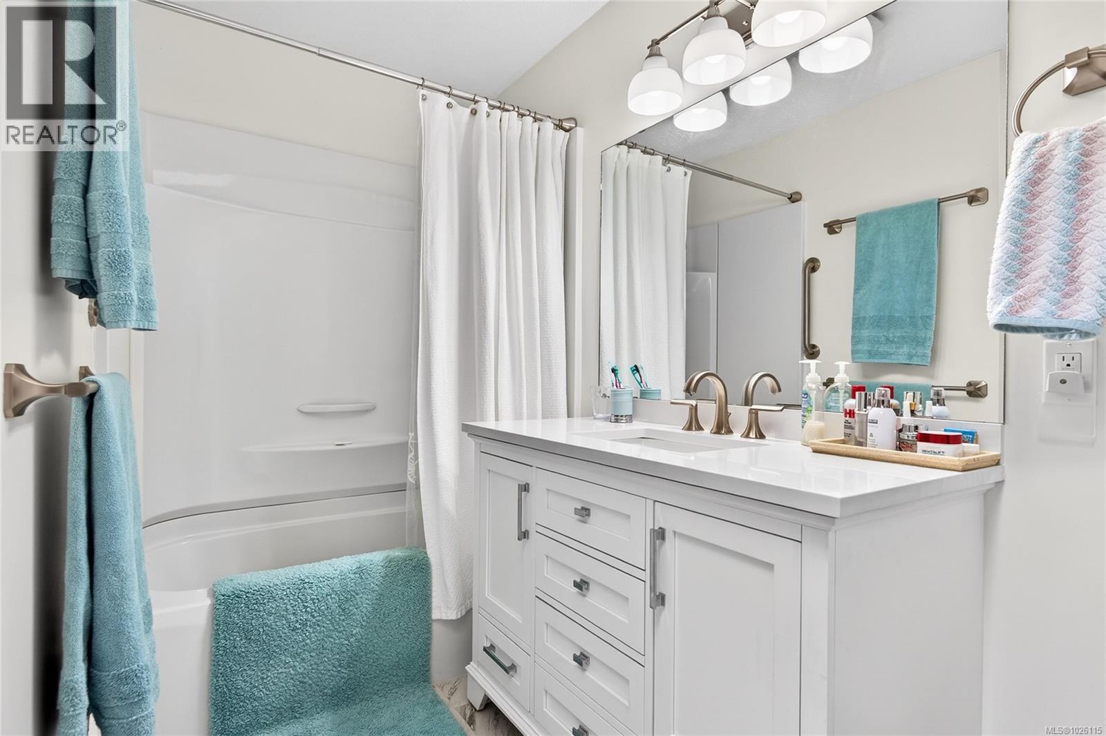 8 2200 Manor Dr, Comox