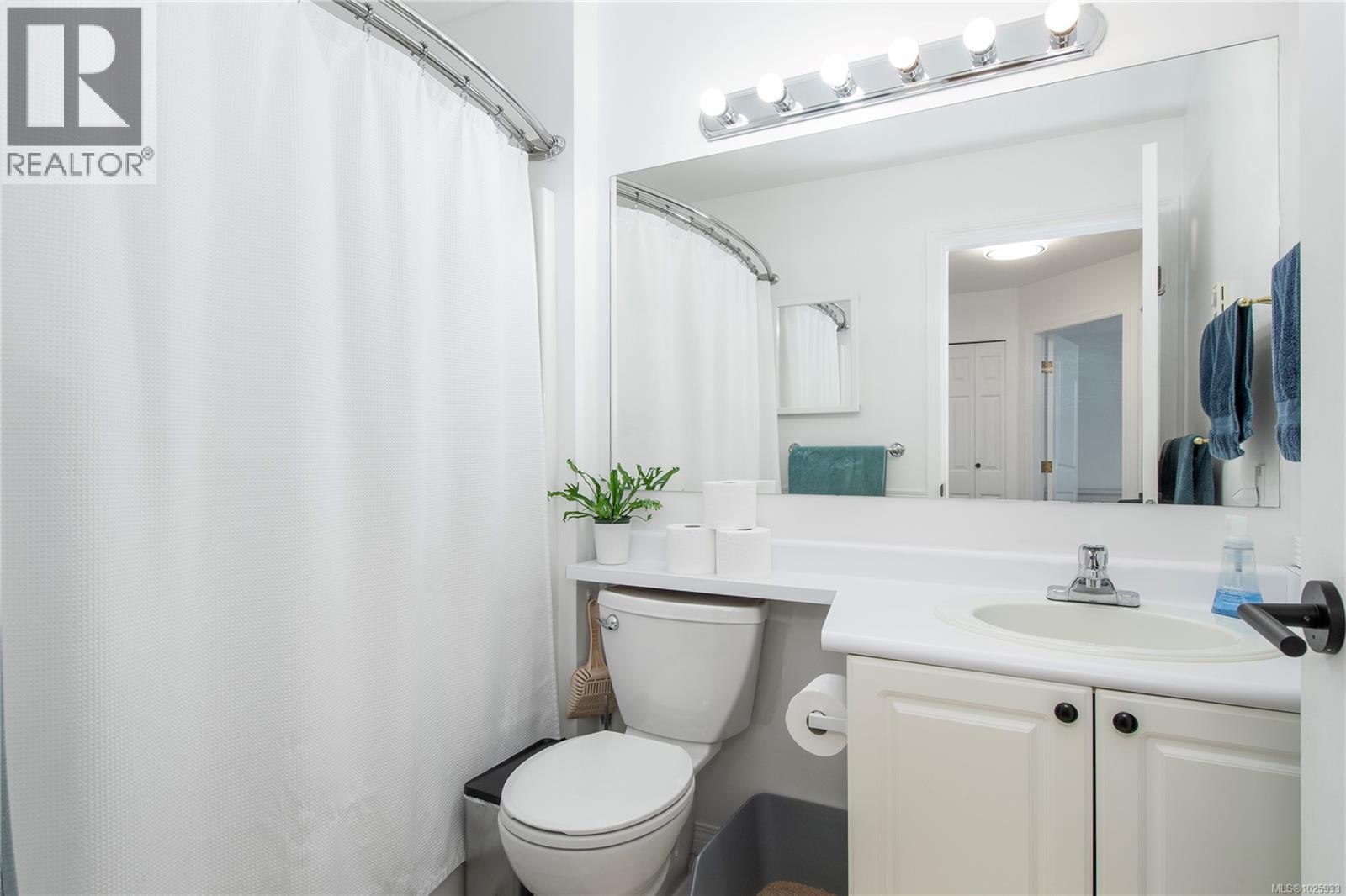 202 2525 Fitzgerald Ave, Courtenay