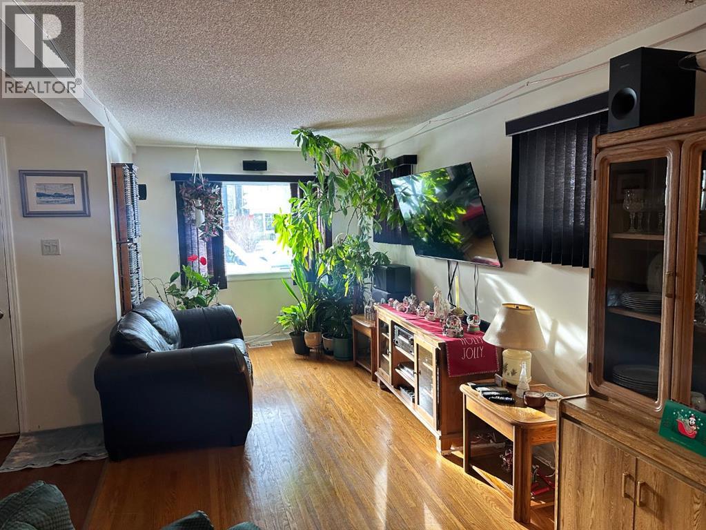 334 3 Avenue NE - Photo 4 of 25, Calgary, Alberta