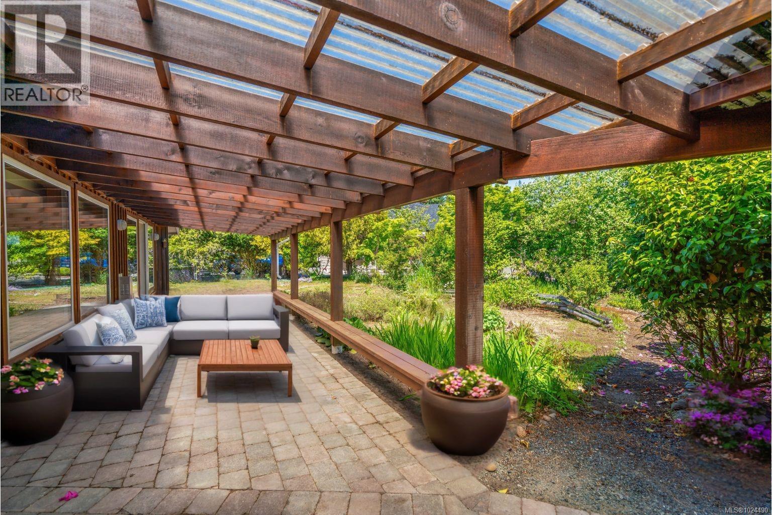 321 Mill Rd, Qualicum Beach