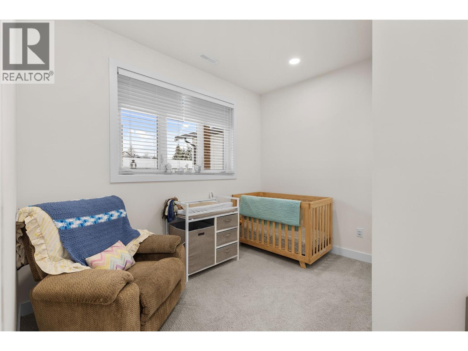 518 ORIOLE Way, Barriere