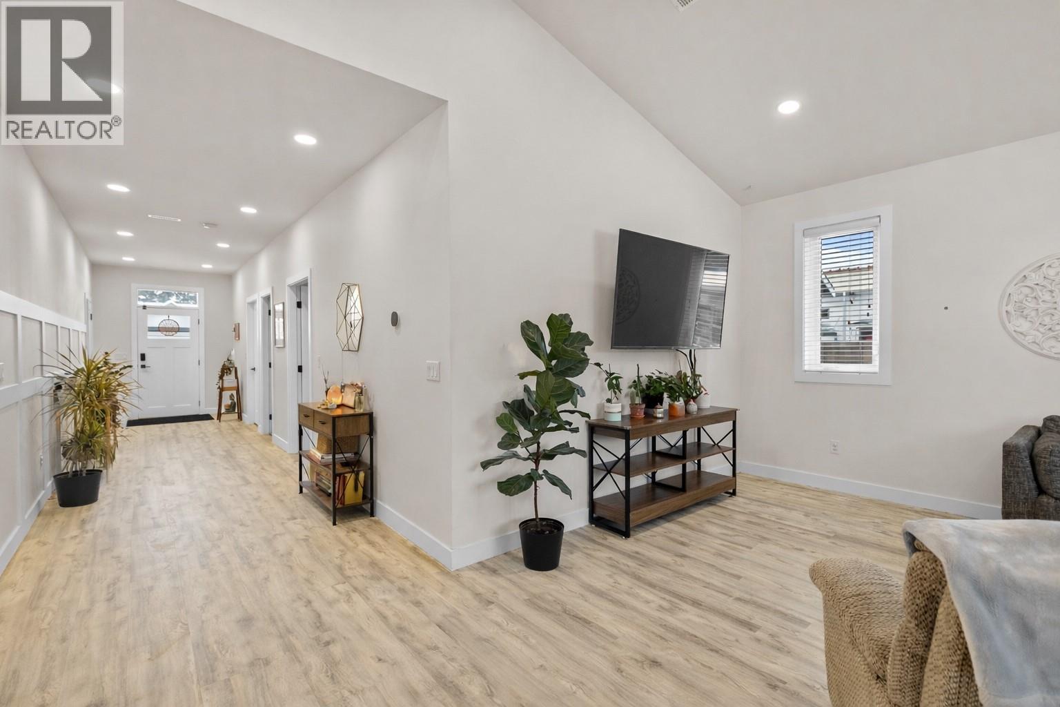 518 ORIOLE Way, Barriere