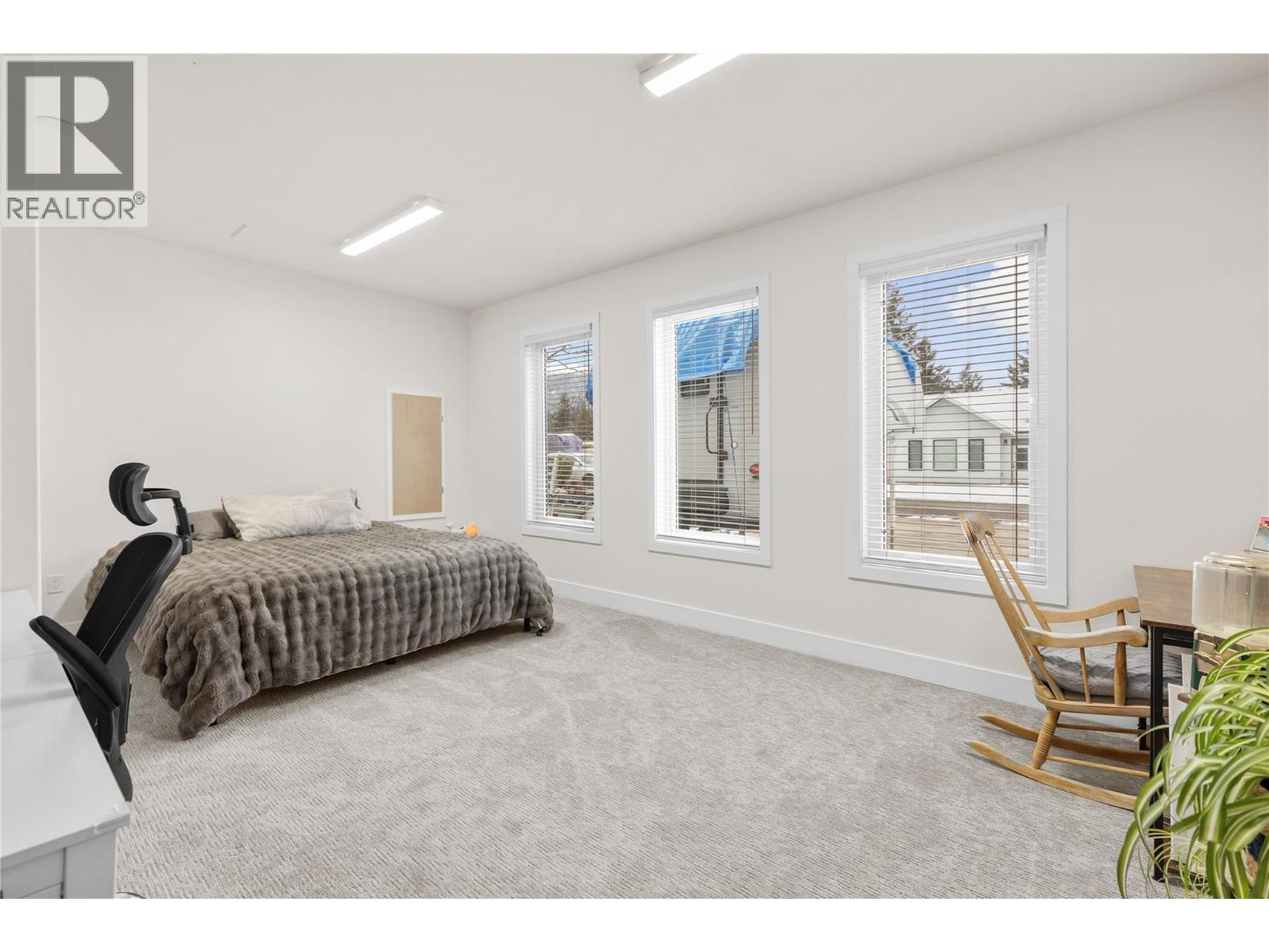 518 ORIOLE Way, Barriere