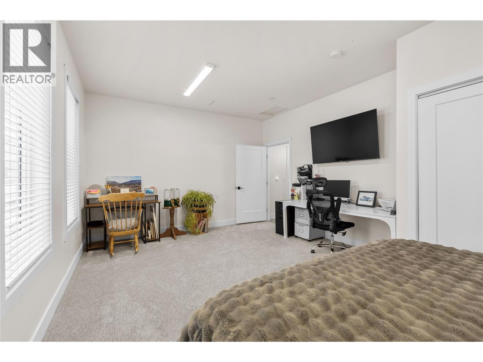 518 ORIOLE Way, Barriere