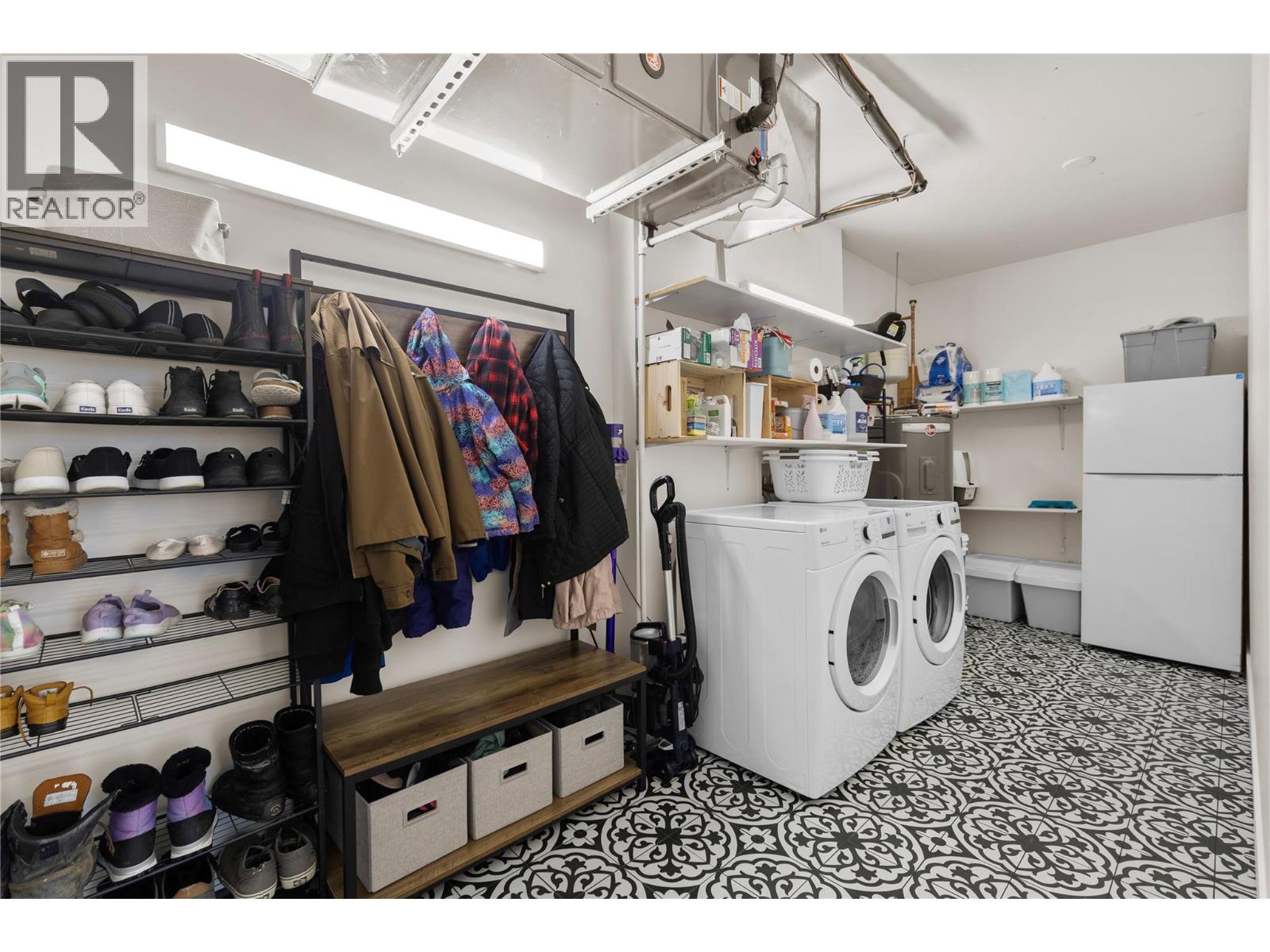 518 ORIOLE Way, Barriere