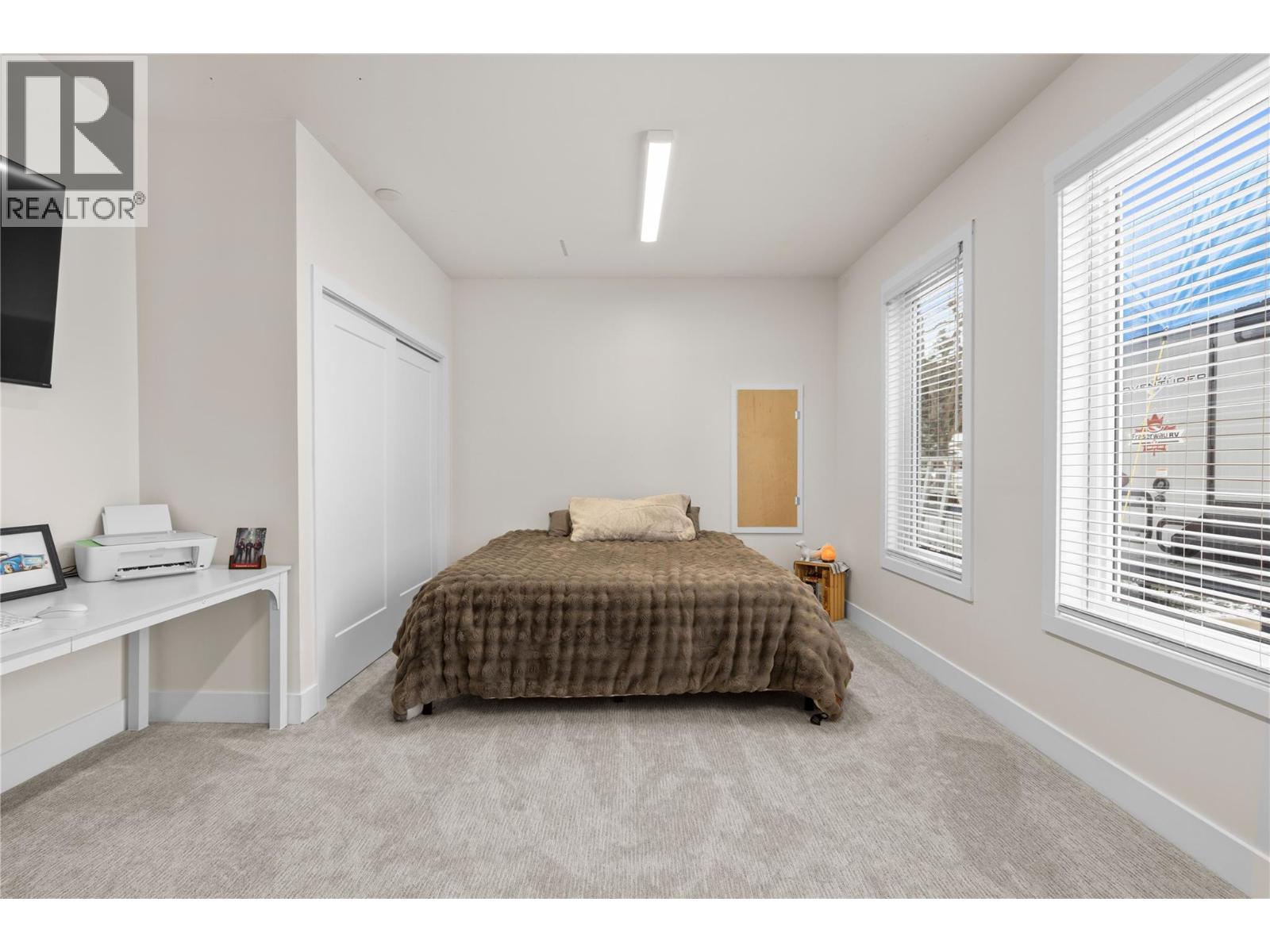 518 ORIOLE Way, Barriere