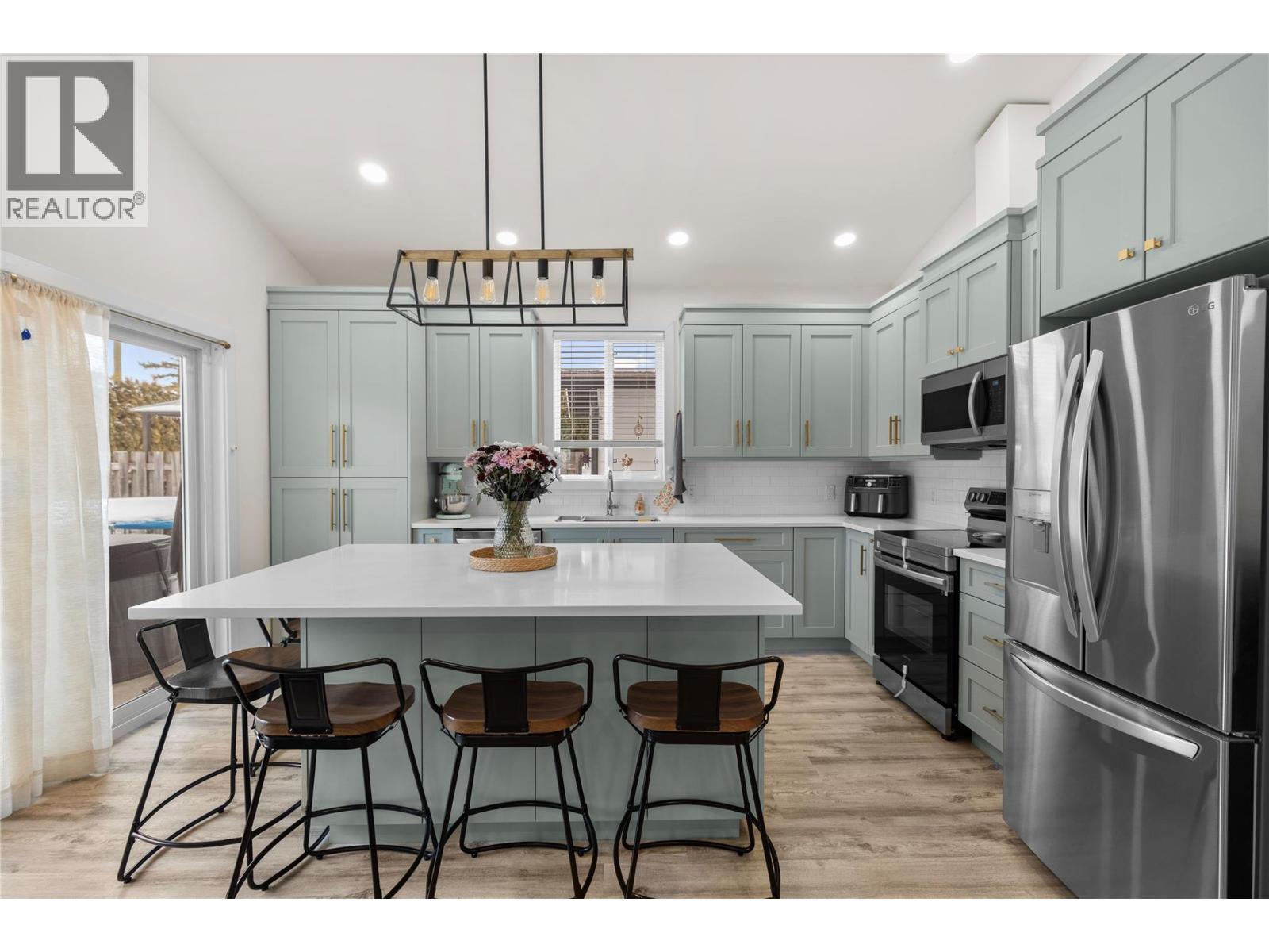 518 ORIOLE Way, Barriere