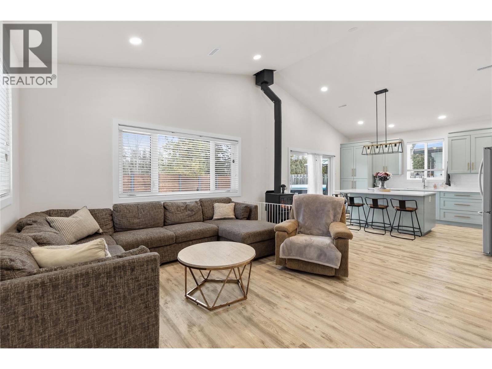 518 ORIOLE Way, Barriere