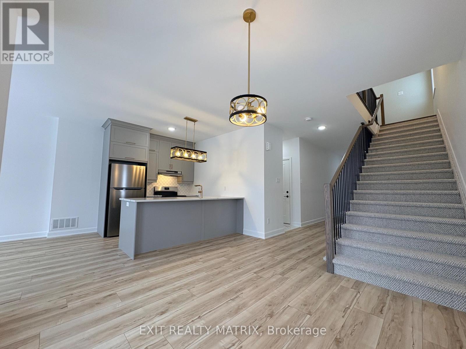 146 Elizabeth photo 3