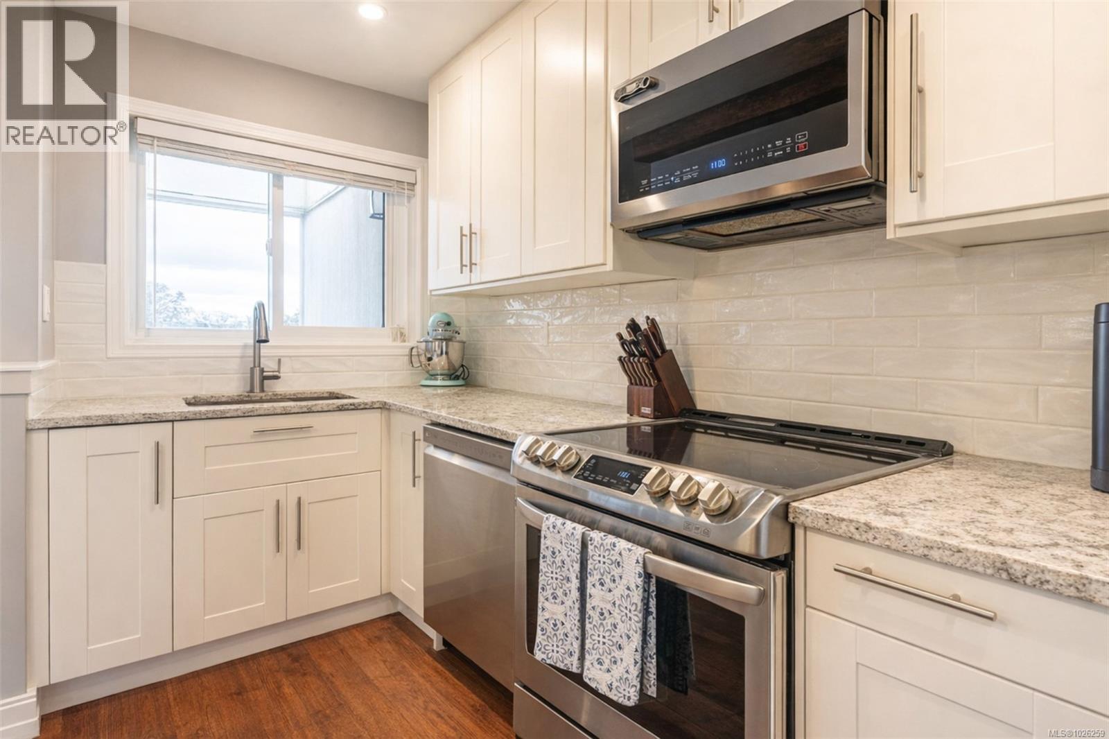 405 3460 Quadra Street, Saanich