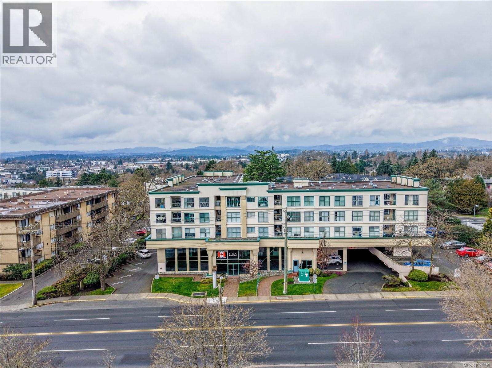 405 3460 Quadra Street, Saanich