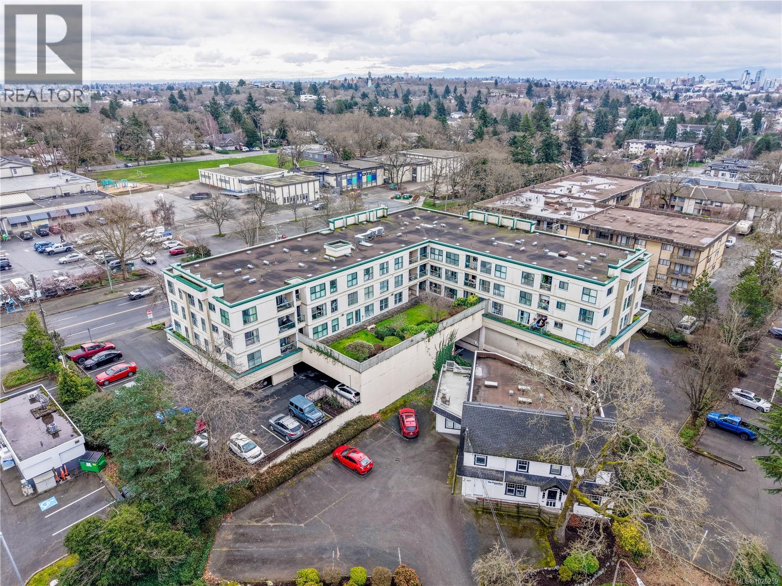 405 3460 Quadra Street, Saanich