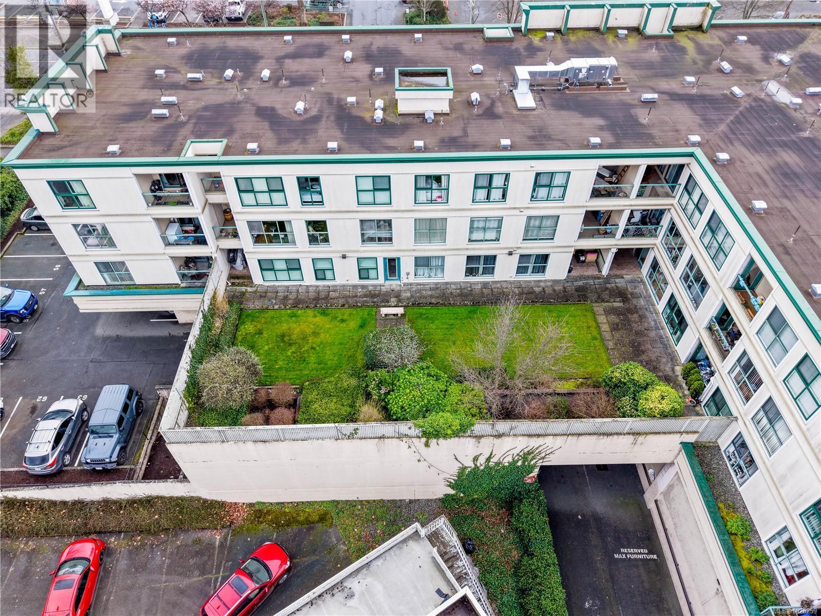 405 3460 Quadra Street, Saanich